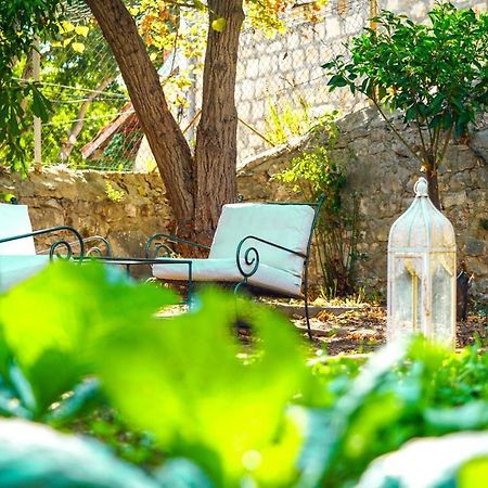 Charming Two-Bed Apartment Orange Garden Sutivan Bagian luar foto