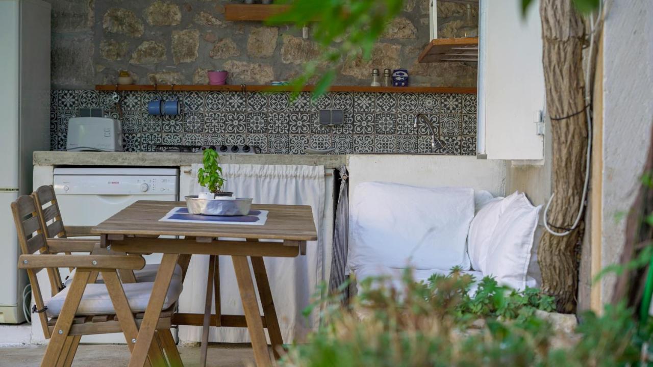 Charming Two-Bed Apartment Orange Garden Sutivan Bagian luar foto
