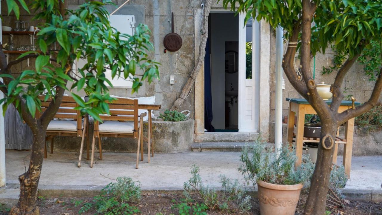 Charming Two-Bed Apartment Orange Garden Sutivan Bagian luar foto