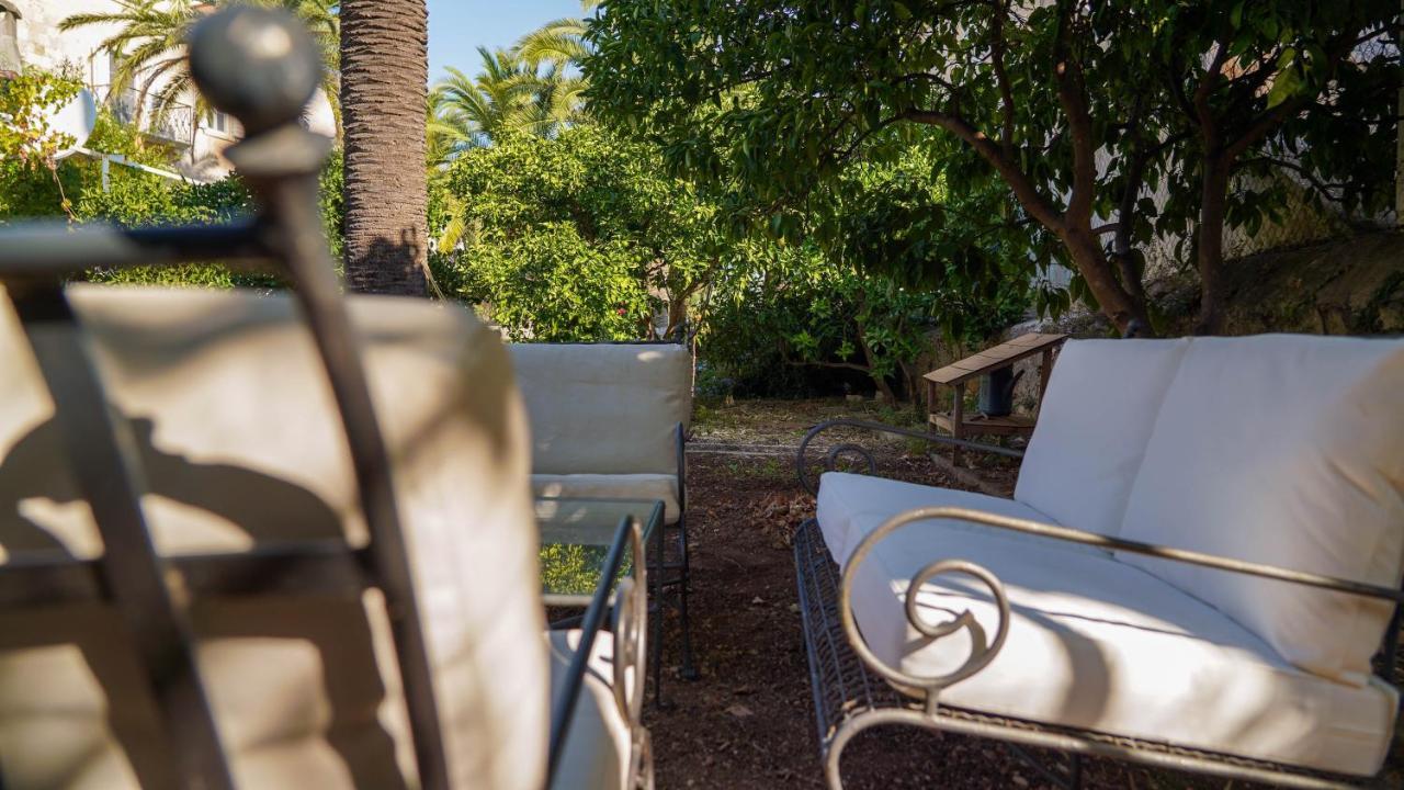 Charming Two-Bed Apartment Orange Garden Sutivan Bagian luar foto