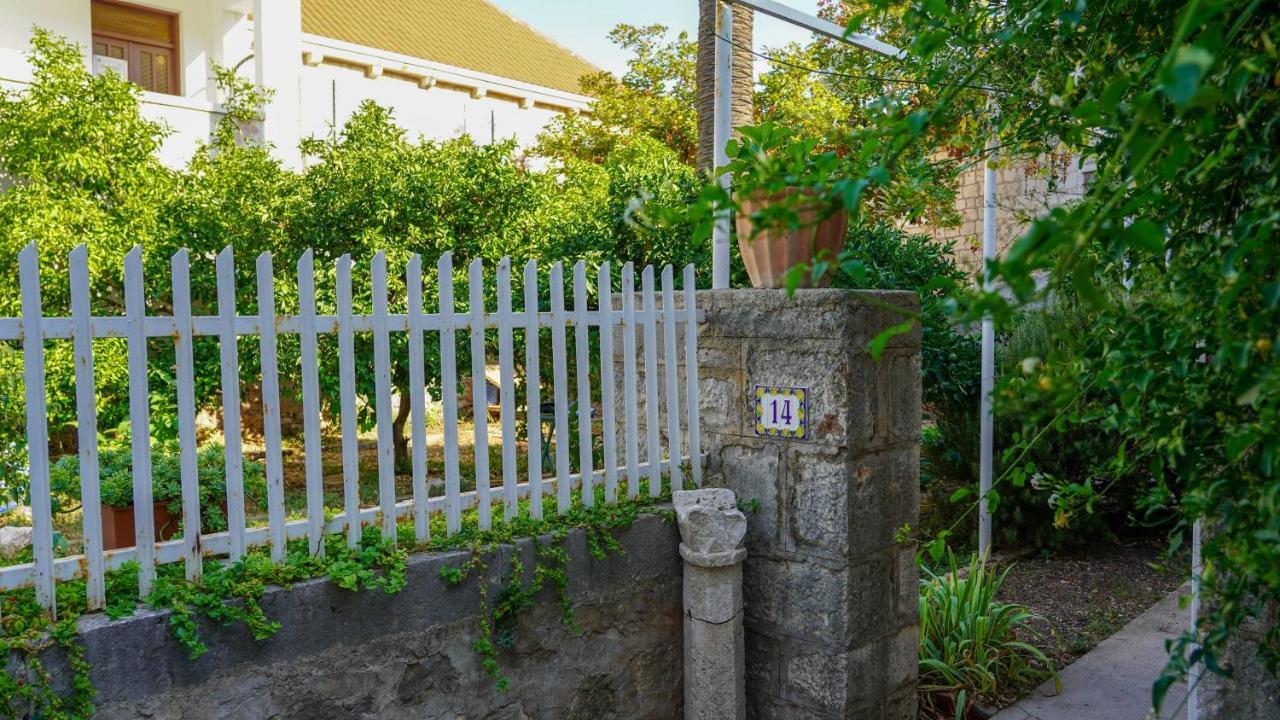 Charming Two-Bed Apartment Orange Garden Sutivan Bagian luar foto