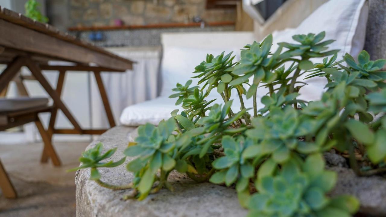 Charming Two-Bed Apartment Orange Garden Sutivan Bagian luar foto