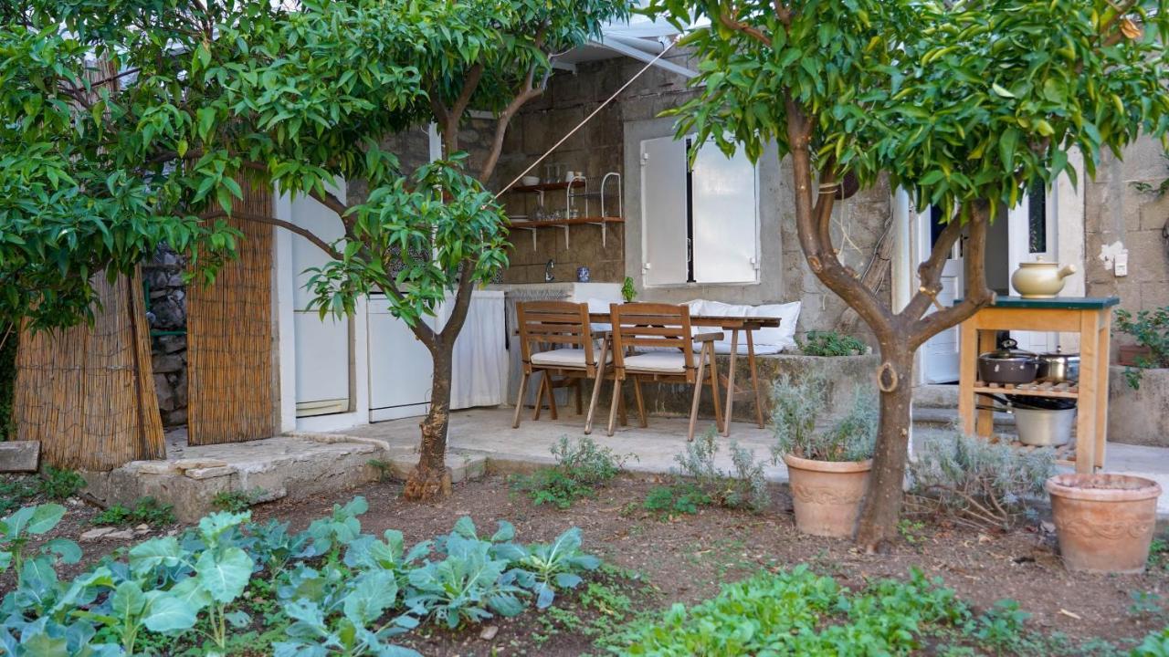 Charming Two-Bed Apartment Orange Garden Sutivan Bagian luar foto