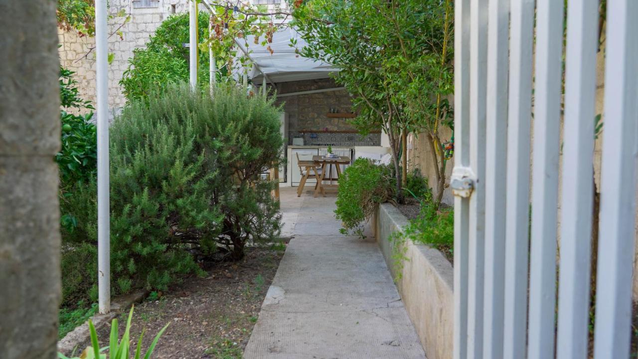 Charming Two-Bed Apartment Orange Garden Sutivan Bagian luar foto